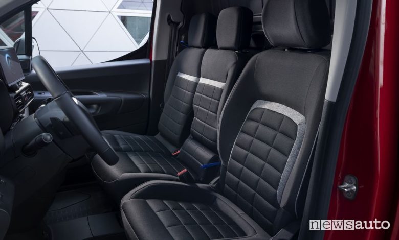 Abitacolo della Citroën Berlingo Van con tre posti.