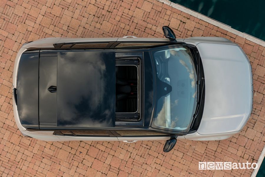 Jeep Avenger e-Hybrid tetto panoramico