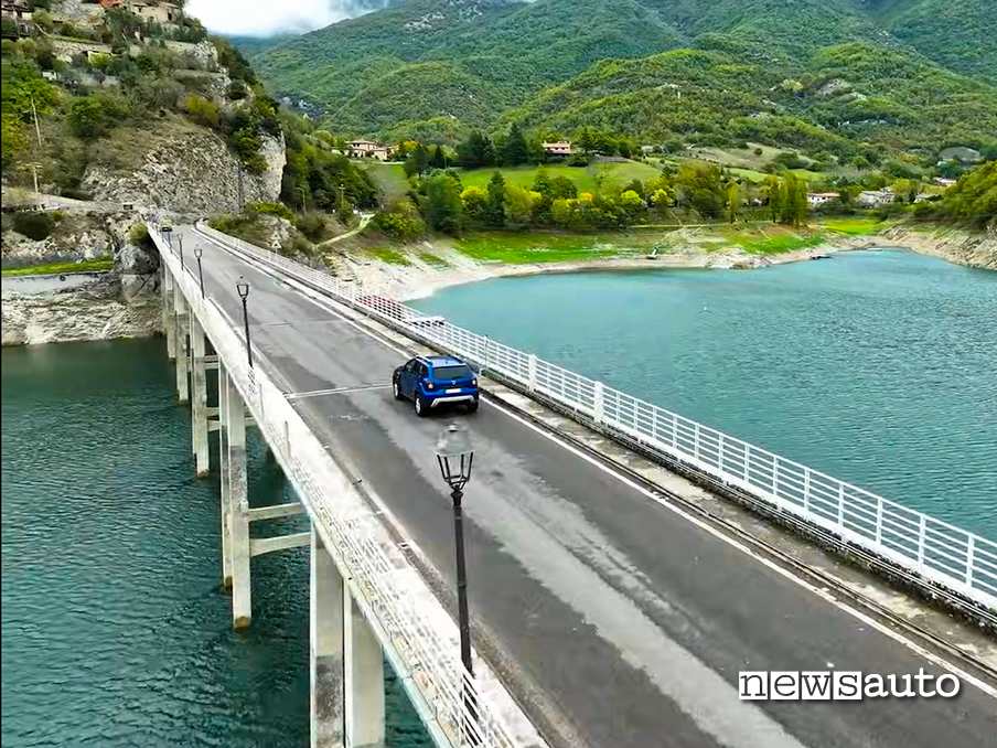 Michelin CrossClimate 2 su Dacia Duster prova strada bagnata