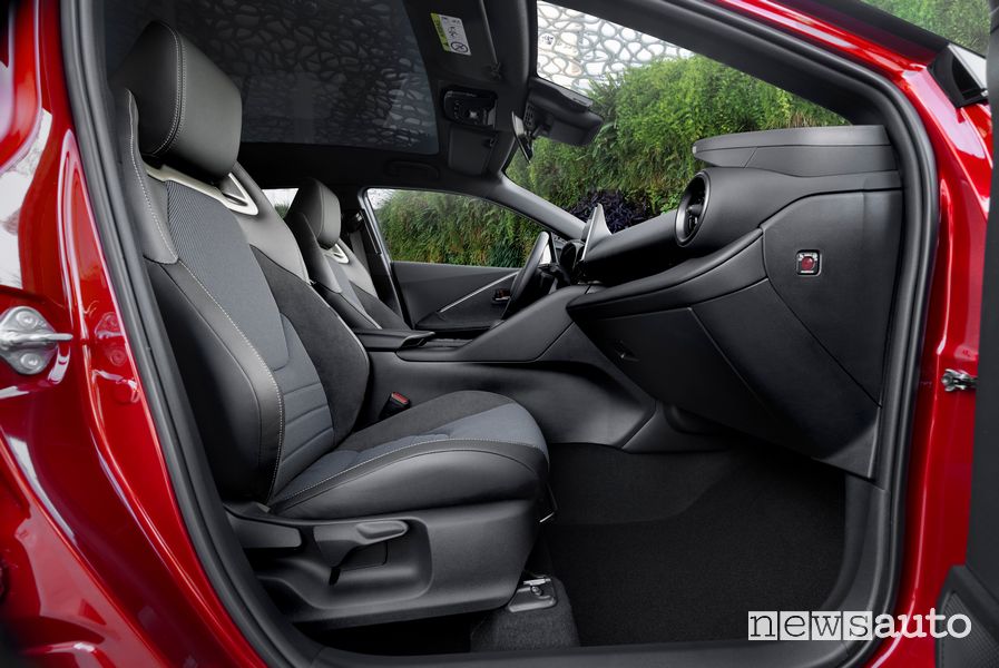 Nuova Toyota C-HR sedili anteriori abitacolo