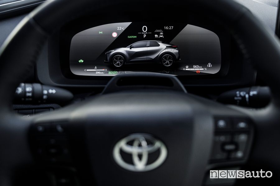 Nuova Toyota C-HR display quadro strumenti