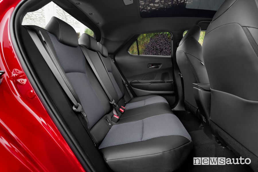 Nuova Toyota C-HR sedili posteriori abitacolo