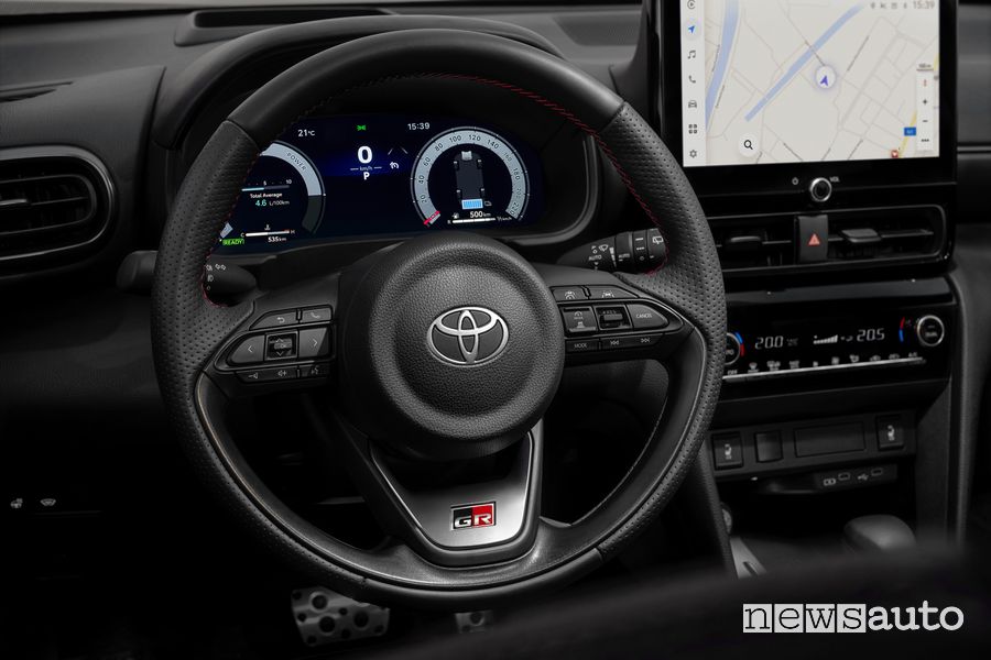 Toyota Yaris Cross GR Sport volante abitacolo