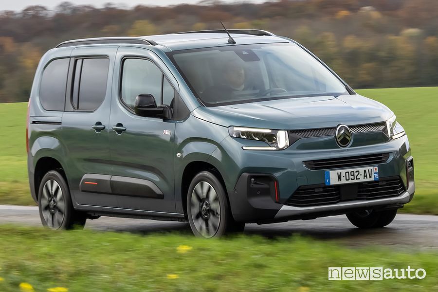 Nuovo Citroen e-Berlingo XTR anteriore 3/4 su strada