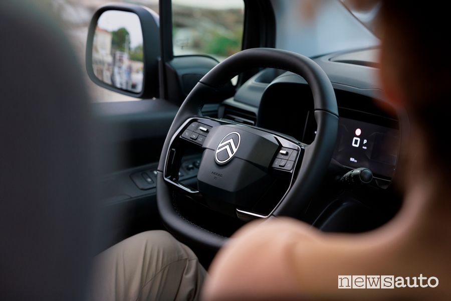Nuovo Citroen e-Berlingo XTR volante abitacolo