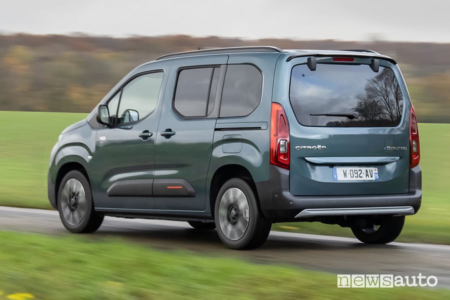 Nuovo Citroen e-Berlingo XTR posteriore 3/4 su strada