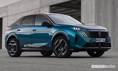 Nuovo Peugeot e-3008 anteriore 3/4