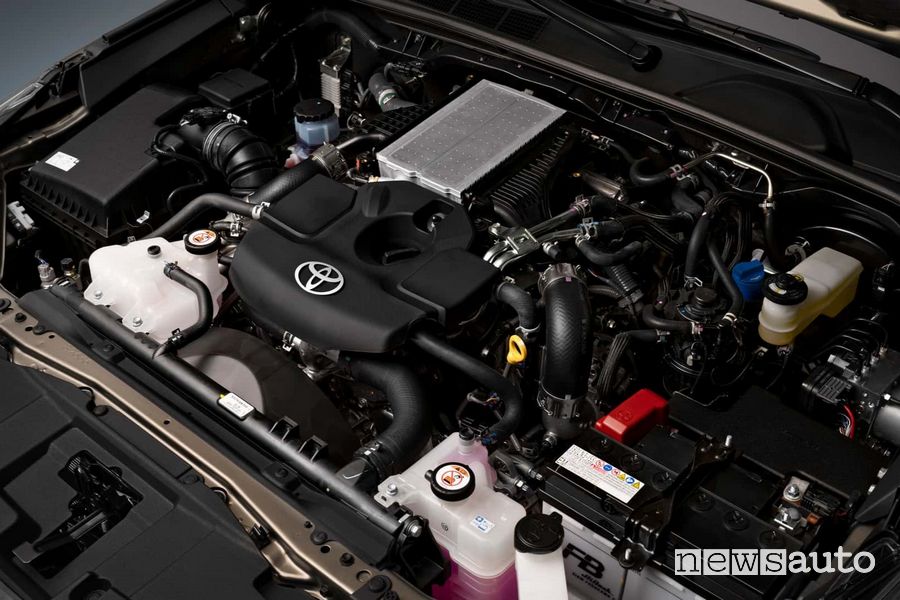 Toyota Hilux Hybrid 48V vano motore