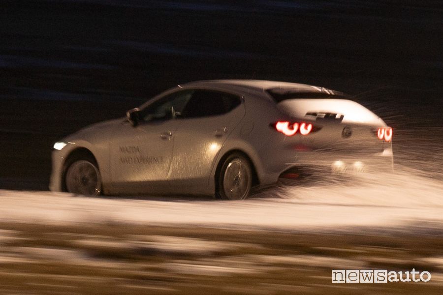 Mazda 3 sulla neve nell'AWD Experience in Abruzzo