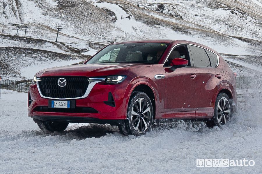 Mazda CX-60 AED sulla neve avanza con molta facilità grazie anche ai pneumatici invernali.   