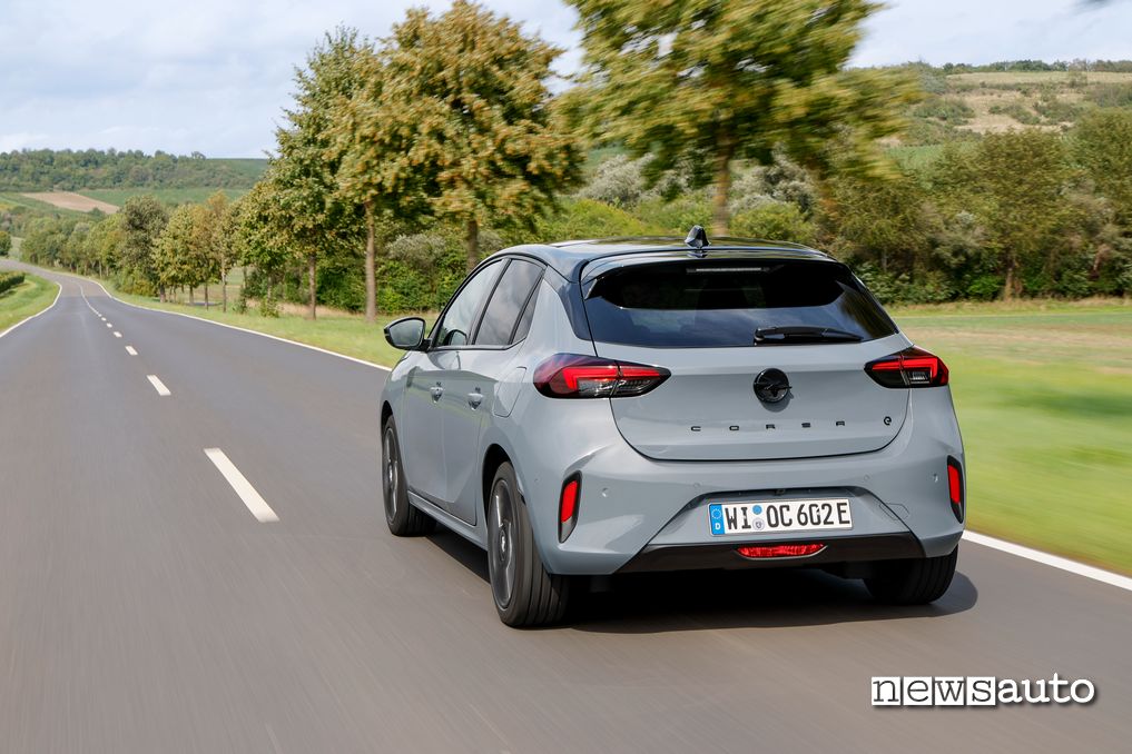 Opel Corsa Electric 2024 vista posteriore in movimento