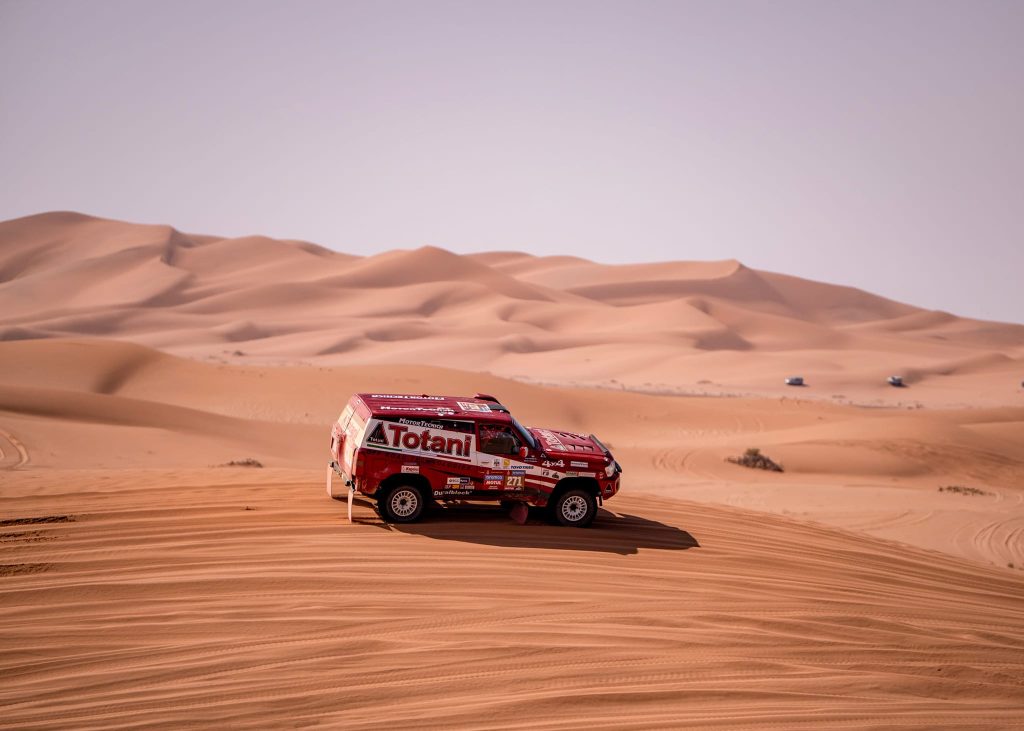 The Nissan Patrol GR of brothers Tito and Silvio Totani among the dunes at the 2024 Dakar