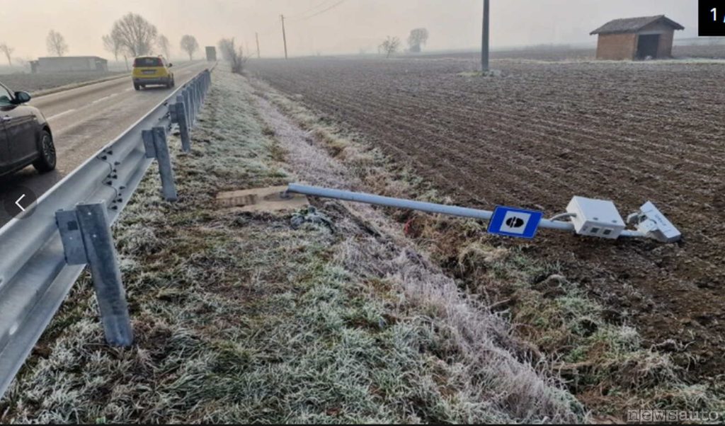 autovelox abbattuto su un campo coltivato