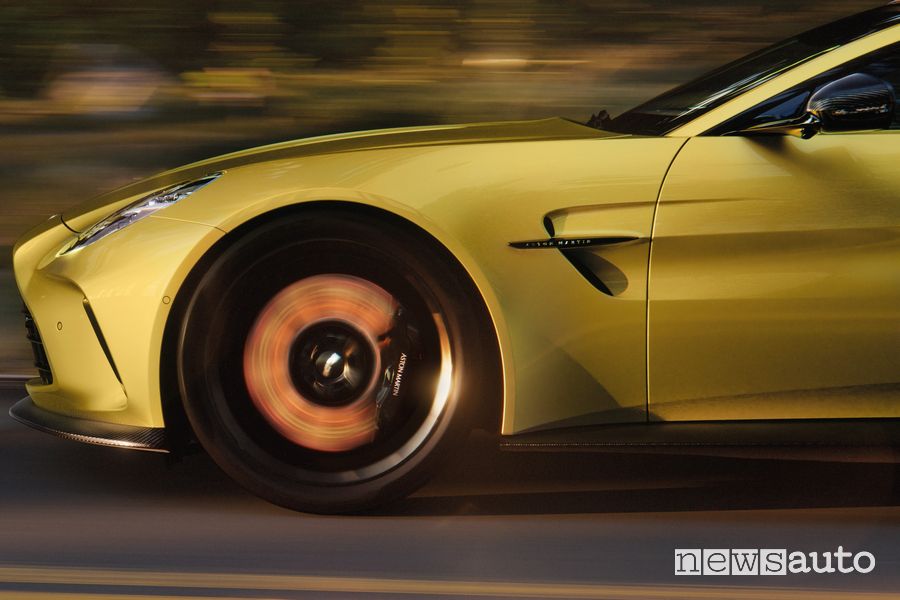 Aston Martin Vantage dettagli impianto freni in pista