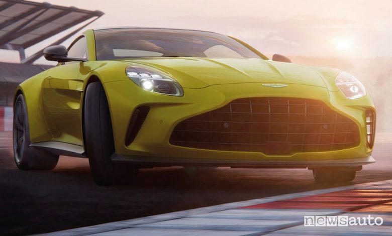 Aston Martin Vantage in derapata