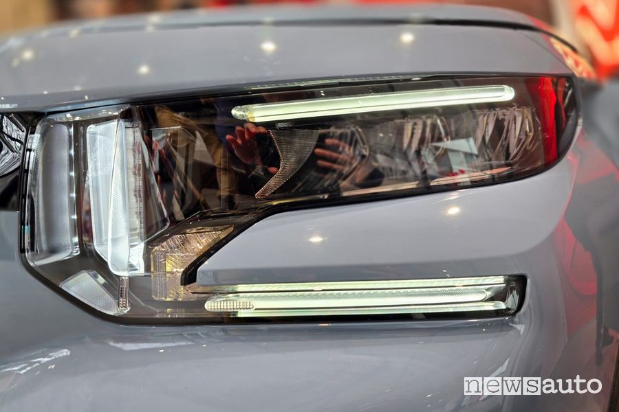 Nuova Citroen e-C3 faro anteriore firma luminosa