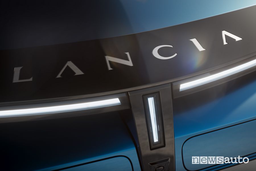 Nuova Lancia Ypsilon Cassina firma luminosa anteriore