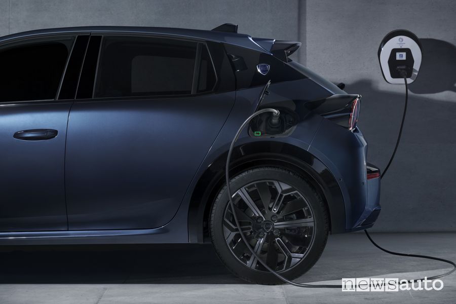 Nuova Lancia Ypsilon Cassina in ricarica