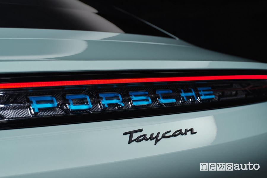 Nuova Porsche Taycan 2024 firma luminosa