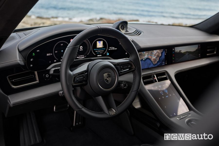Nuova Porsche Taycan Cross Turismo volante abitacolo