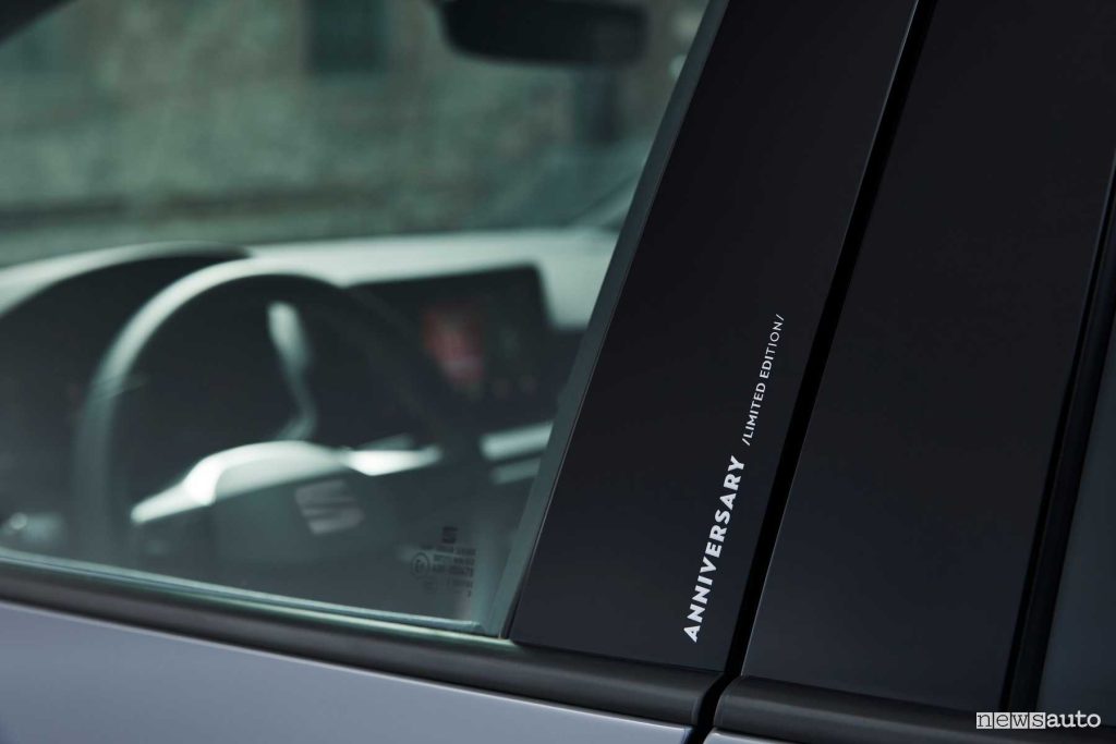 Seat Ibiza logo serie speciale Anniversary montante anteriore