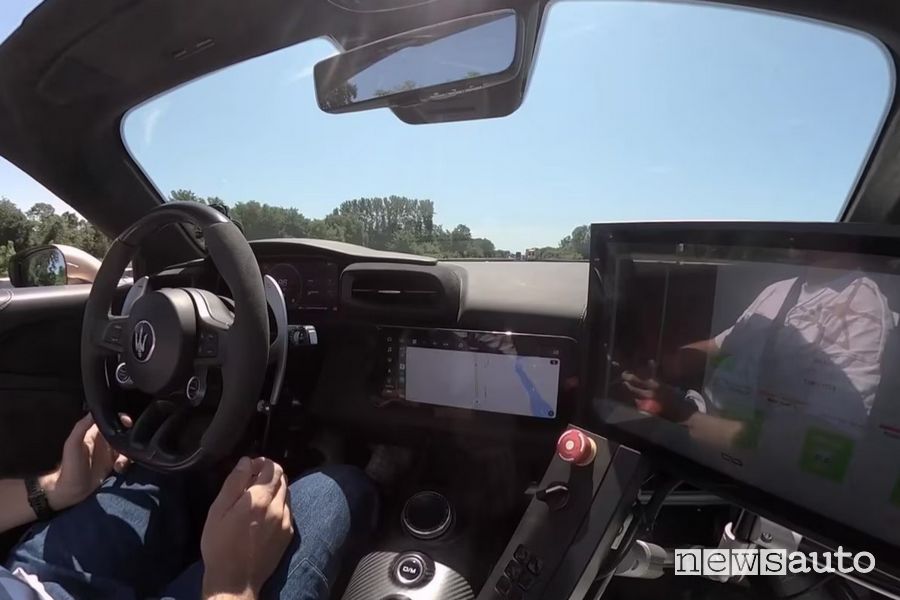 Test di guida autonoma sull'A26 con la Maserati MC20 Cielo