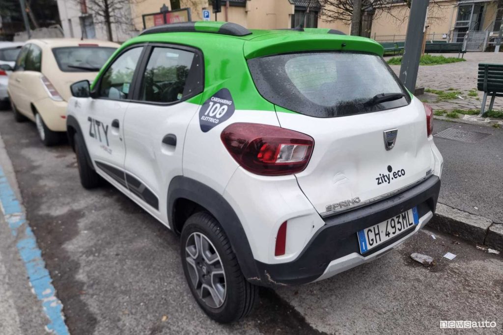 Dacia Spring del car sharing Zity a Milano