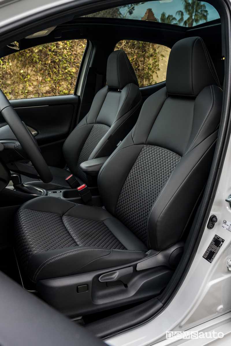 Mazda2 Hybrid 2024 sedile anteriore passeggero abitacolo