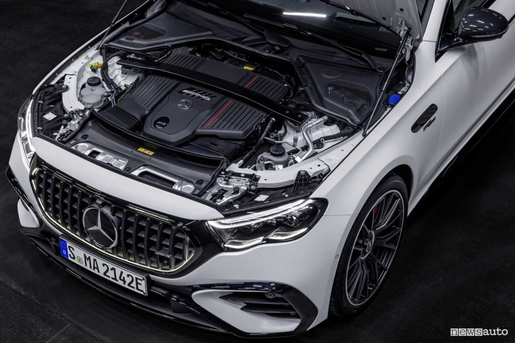 Mercedes-AMG E 53 Hybrid 4Matic+ engine compartment