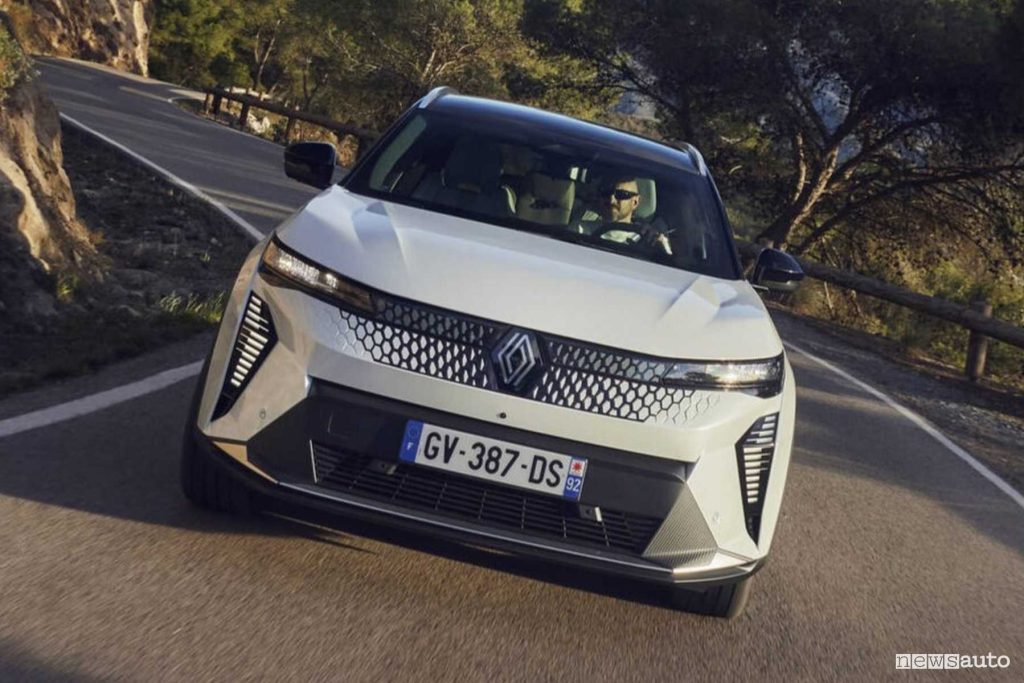 Renault Scenic E-Tech electric Iconic bianca su strada