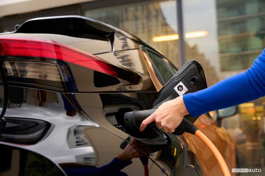 Toyota C-HR ibrida plug-in PHEV in ricarica