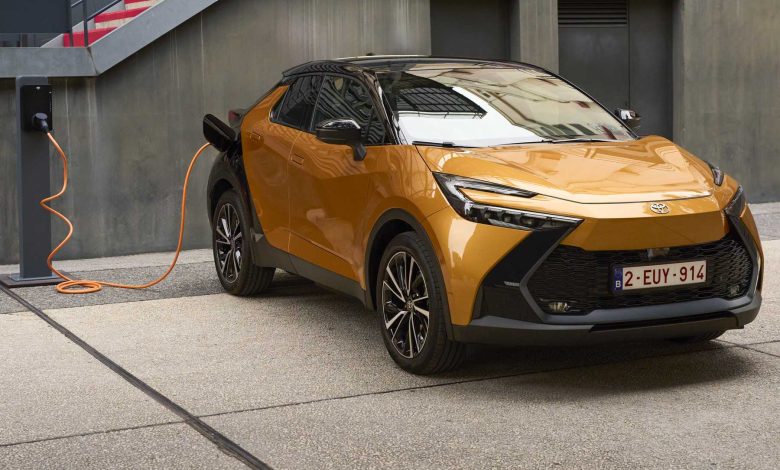 Toyota C-HR PHEV in ricarica