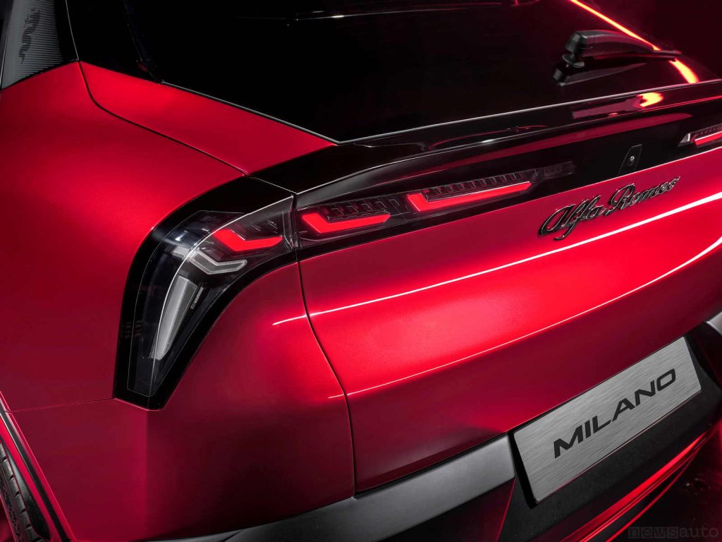 Alfa Romeo Milano Speciale faro posteriore firma luminosa