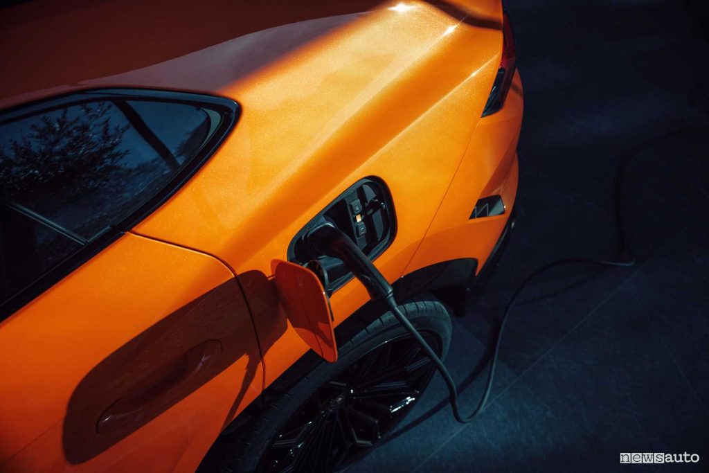 Lamborghini Urus plug-in SE charging in AC
