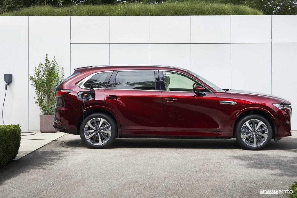 Mazda CX-80 PHEV in ricarica
