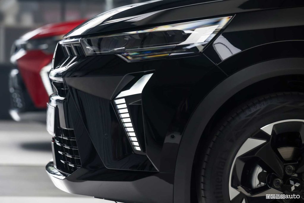 Nuova Mitsubishi ASX faro anteriore firma luminosa