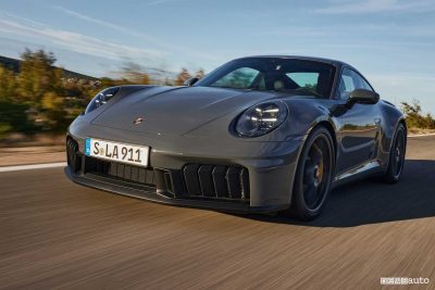 Porsche 911 Carrera GTS su strada