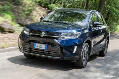 Nuova Suzuki Vitara Hybrid 2024 su strada