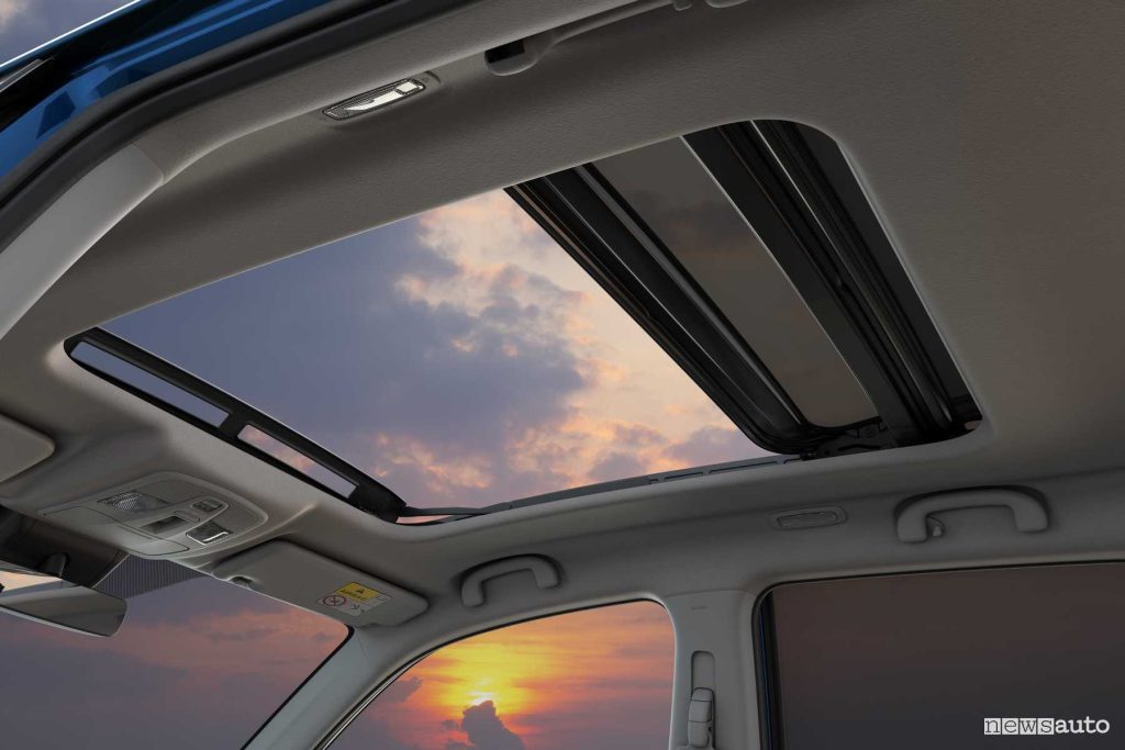 New Suzuki Vitara Hybrid 2024 panoramic roof