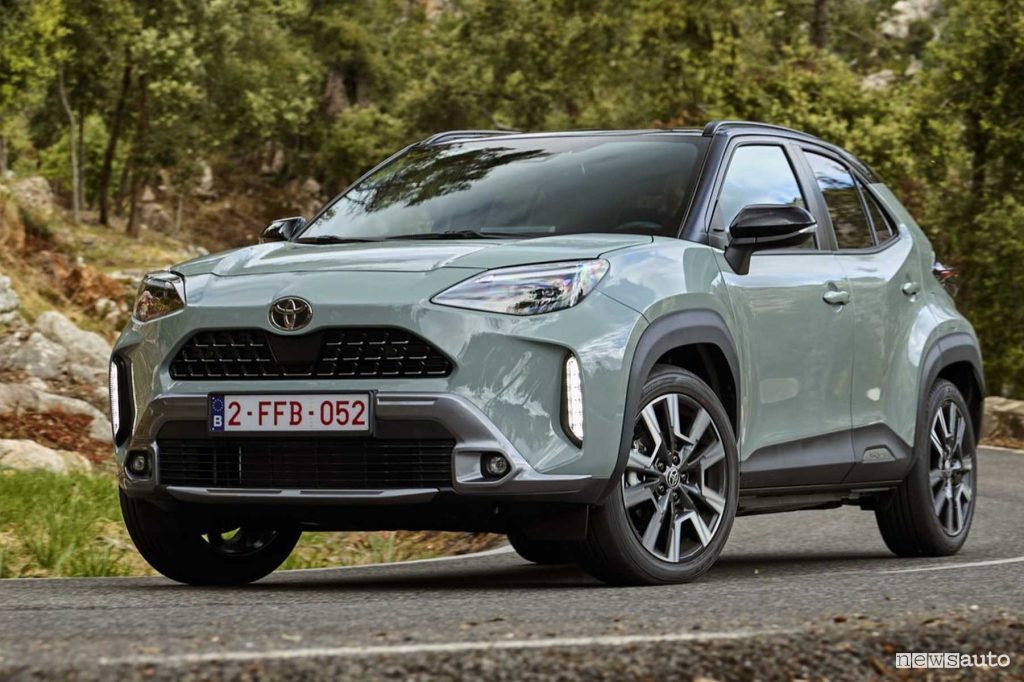 Toyota Yaris Cross Urban Khaki su strada