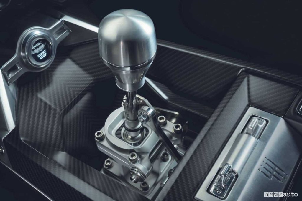 Aston Martin Valiant leva cambio manuale abitacolo