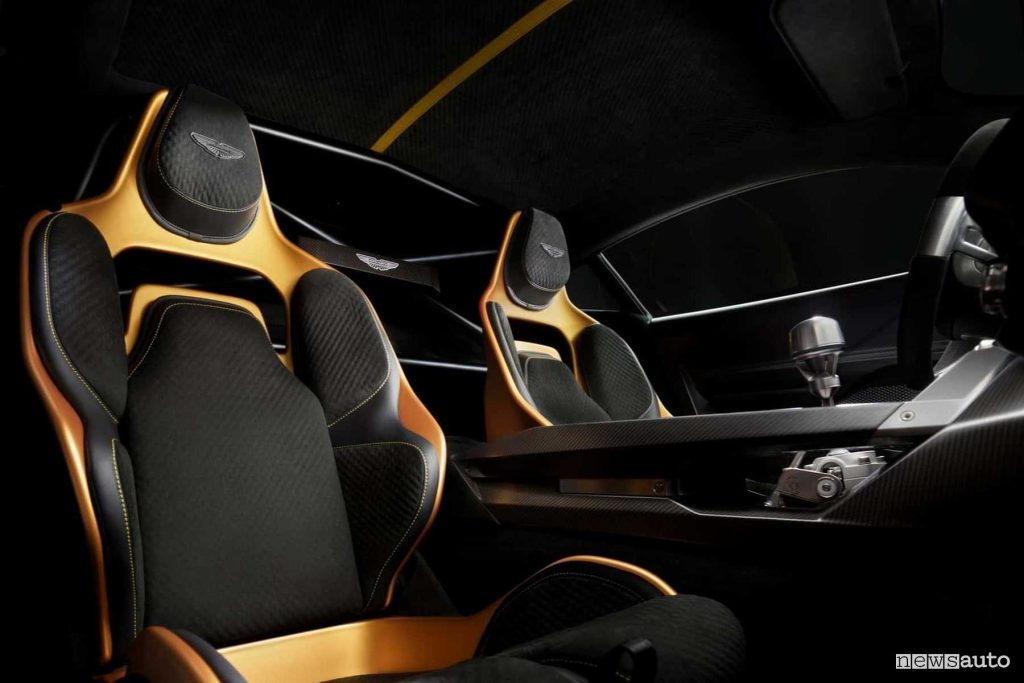 Aston Martin Valiant sedili anteriori abitacolo