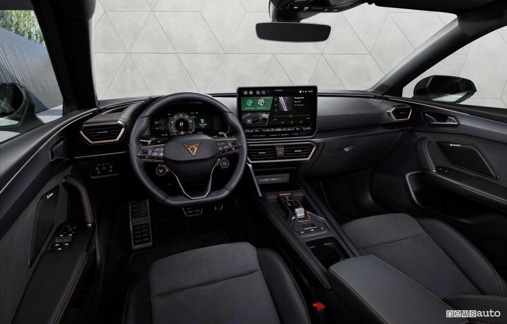 Nuova Cupra Leon PHEV plancia abitacolo