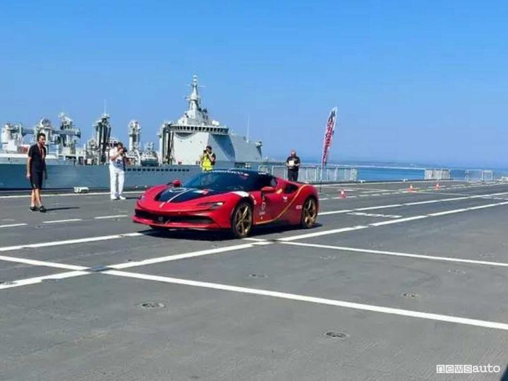 La Ferrari SF90 Stradale nel tentativo di record sulla nave Giuseppe Garibaldi