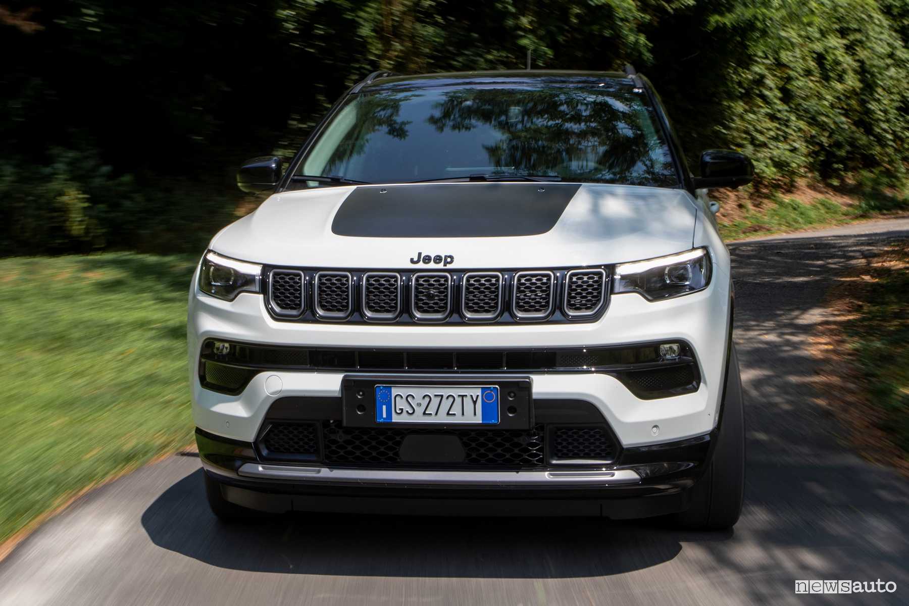 Jeep Compass Trailhawk 4xe su strada