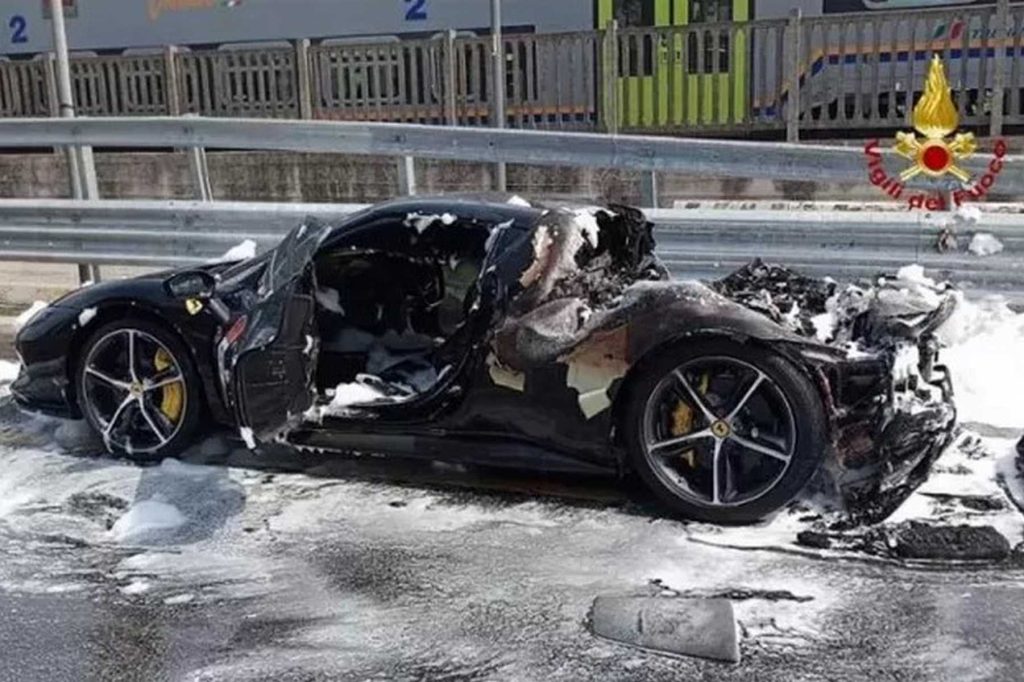 Incendio Ferrari ibrida plug-in