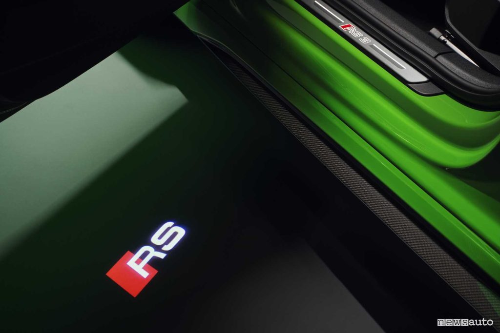 Audi RS 3 Sportback logo RS apertura portiera
