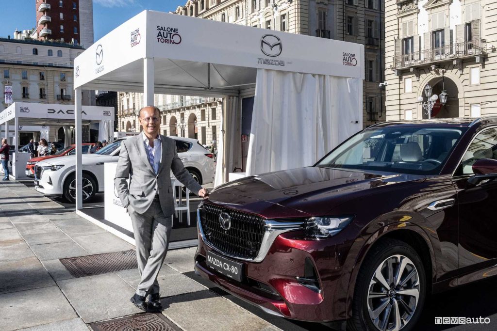 Roberto Pietrantonio, AD di Mazda Italia con la CX-80 al Salone Auto Torino