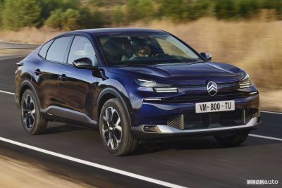 Nuova Citroen e-C4 X su strada