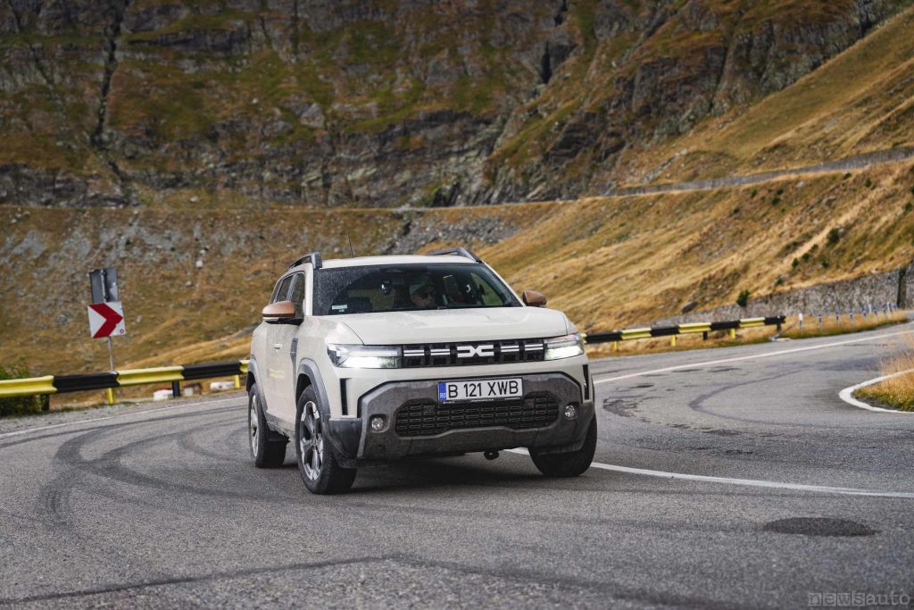 La Dacia Duster nuova 4x4 sulla strada Transfăgărășan dei monti Carpazi